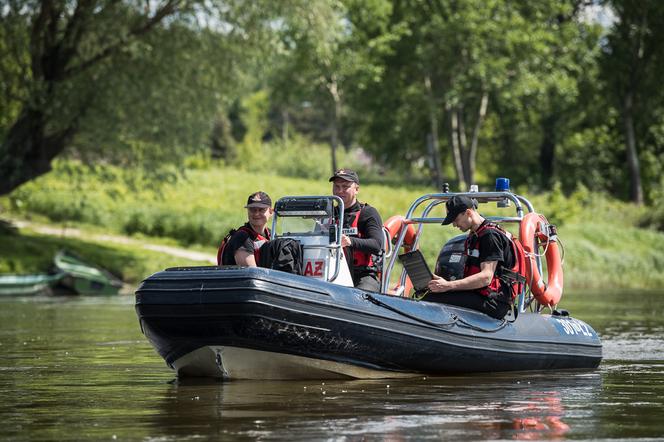 Wykorzystano sonar i śmigłowiec
