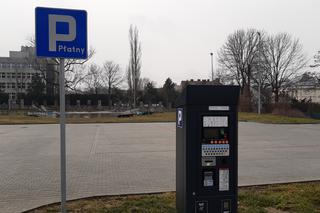 Parking przy Pałacu Młodzieży w Tarnowie  świeci pustkami