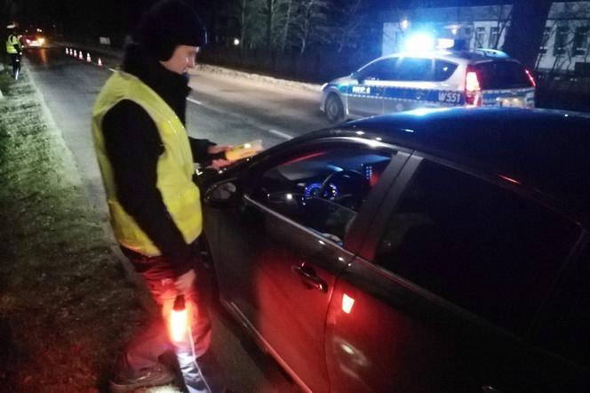 Policjanci zatrzymali pijanego kierowce, który wydmuchał 2,5 promila alkoholu!