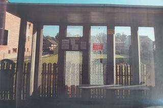 Strzelali z samochodu do przystanków autobusowych