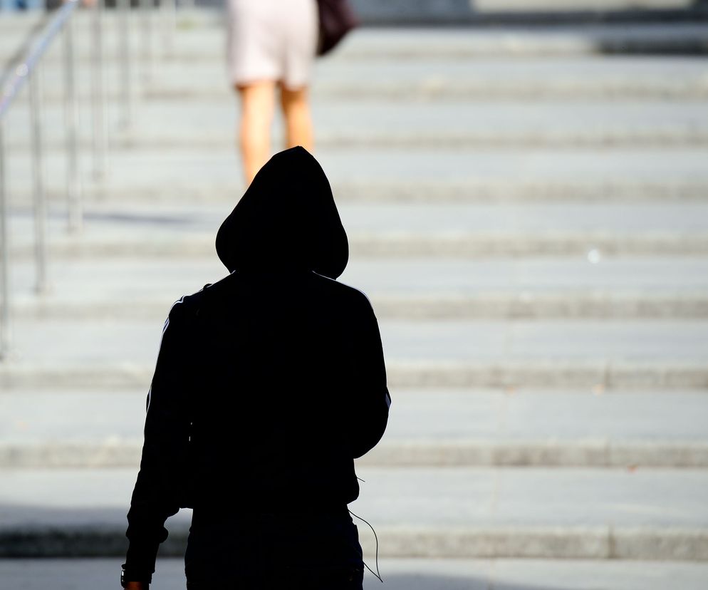 Stalking może się objawiać m. in. śledzeniem prześladowanej osoby.