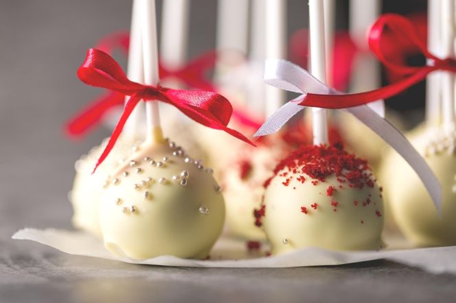Słodkie, orzeźwiające i proste w przygotowaniu. Te cake popsy to hit