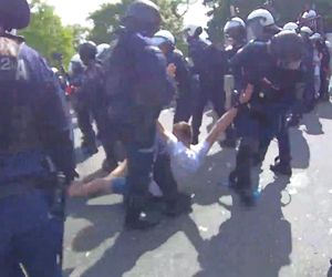 Służby opublikowały szokujące nagranie. Kibice rzucali w policjantów szklanymi butelkami. „Zatrzymali blisko 100 osób”.