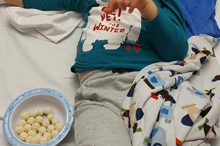 Oskar cierpi w ciszy. Każdy dzień to walka, by przeczekać ból. Mama nie ma już sił