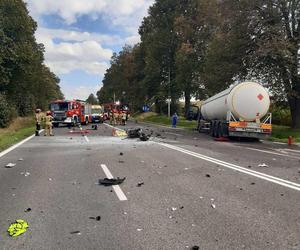 Motocyklista zjechał wprost pod cysternę nie żyje