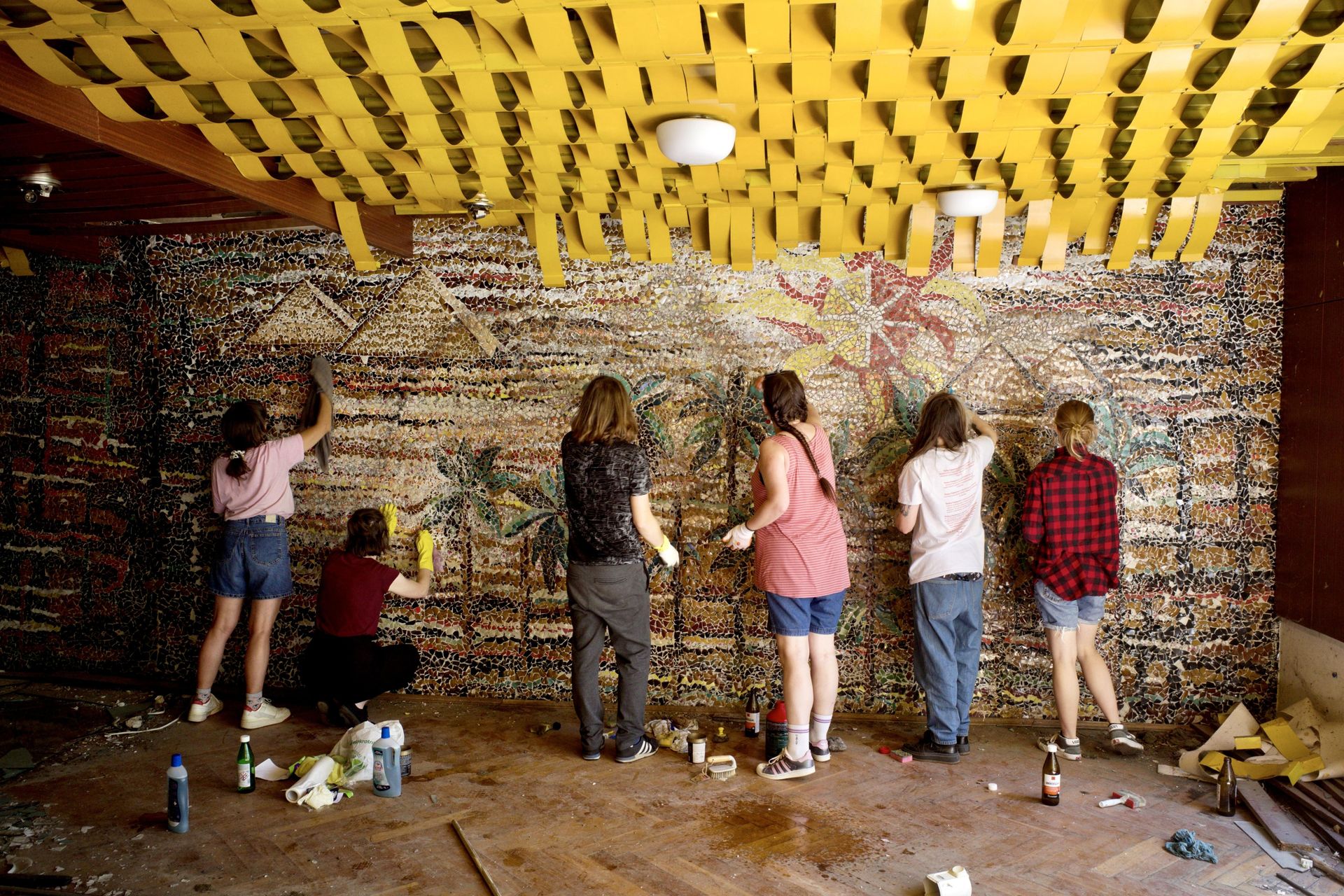 Czyszczenie mozaiki w Kiekrzu z bazgrołów