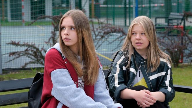 M jak miłość odc. 1885. Sara (Nadia Smyczek), Lenka (Olga Cybińska)