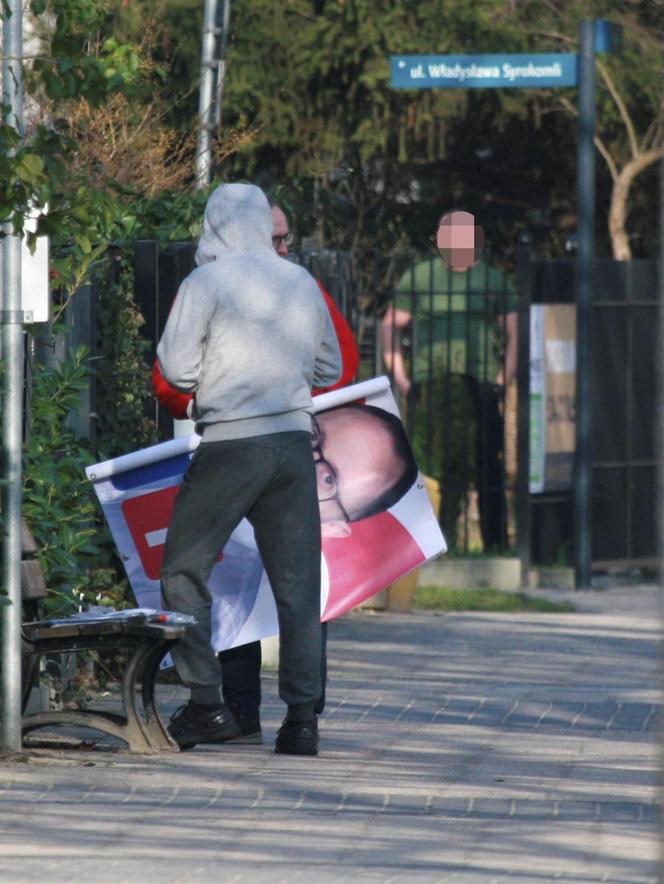 Pracowity poranek premiera Donalda Tuska. Zawiesił plakat i pobiegł dalej