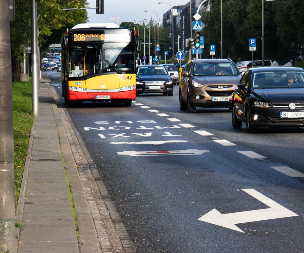 Nowy buspas w Warszawie. Ma usprawnić ruch komunikacji miejskiej na Czerniakowskiej