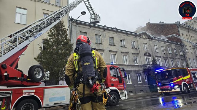 Pożar poddasza w zabytkowej kamienicy na ul.Miedzianej