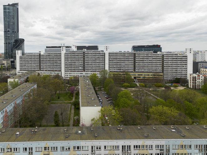Titanic w centrum Wrocławia. Szesnastopiętrowy galeriowiec przy Powstańców Śląskich to jeden z największych molochów we Wrocławiu