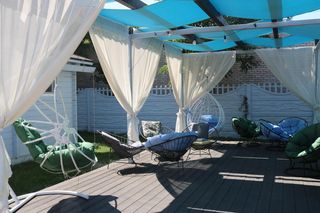 Bez ciekawskich spojrzeń! Te zasłony na balkon rozwiązały mój problem raz na zawsze