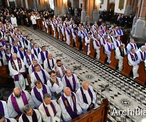 Wierni Archidiecezji Białostockiej pożegnali abp. Edwarda Ozorowskiego [ZDJĘCIA]