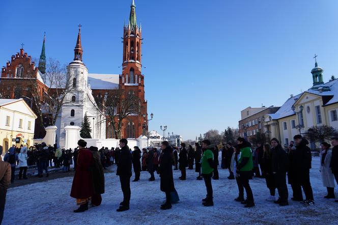 Studniówka miejska w Białymstoku. Prezydent wraz z maturzystami zatańczyli poloneza