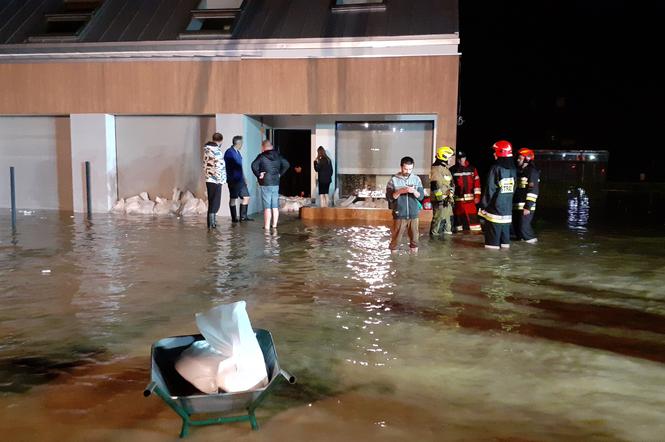 RZESZÓW: Zalane domy, ulice, kotłownie, garaże i piwnice- mieszkańcy Herbowej razem walczyli z żywiołem