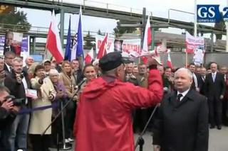 Kaczyński przed Stocznią Szczecińską. Były stoczniowiec RZUCIŁ się z GWOŹDZIEM na KACZYŃSKIEGO - YOUTUBE, zdjęcia