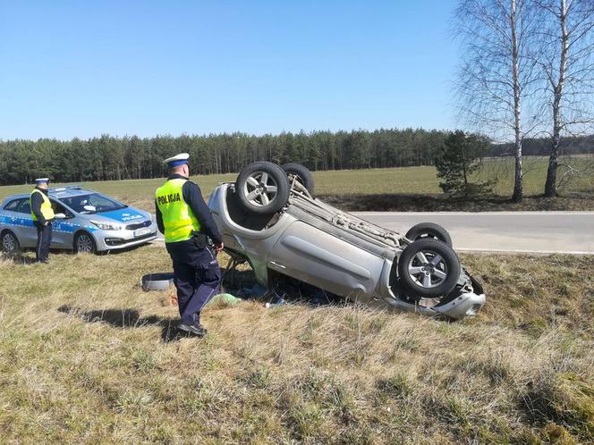 Toyota RAV4 dachowała w rowie! Kierowca był pijany i miał sądowy zakaz kierowania pojazdami