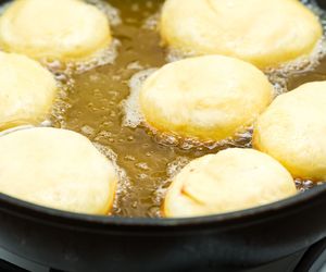 Na jakim tłuszczu smażyć pączki, oponki i faworki? Nie popełnij tego popularnego błędu