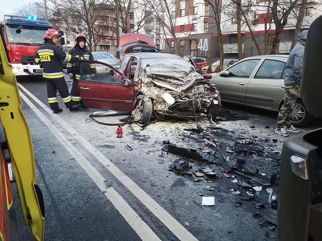 Groźny wypadek na Powstańców Warszawy w Bydgoszczy! Kierowca był uwięziony w aucie! [ZDJĘCIA]