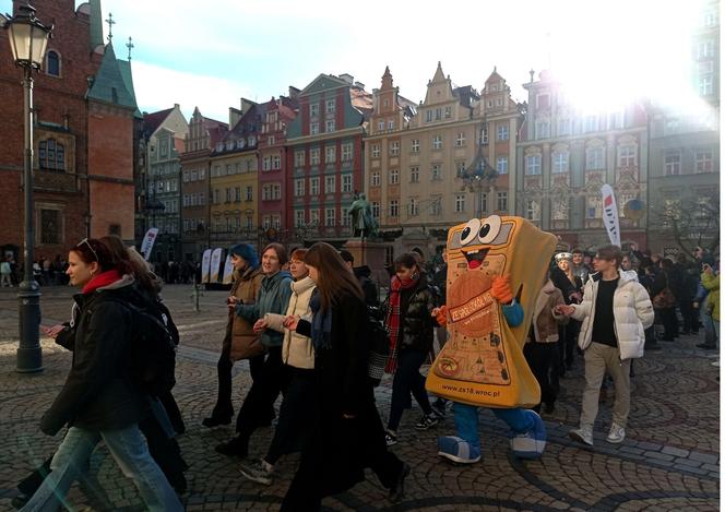 Maturzyści zawładnęli rynkiem we Wrocławiu. Po raz 23. zatańczyli Poloneza dla Fredry