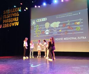 Propagowanie zdrowego stylu życia w tak wdzięcznej formie jak piosenka zyskało przez lata wielu zwolenników i co roku gromadzi chętnych do śpiewania. 