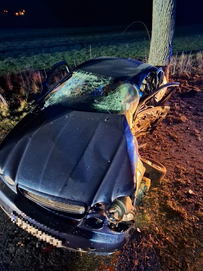 Kierujący dacią dachował w rowie. Wypadek na DK12 niedaleko Borku