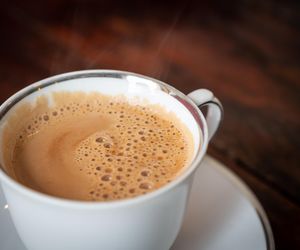 Nie łącz tego z kawą - ostrzegają eksperci. O tych porach sprzyja tyciu