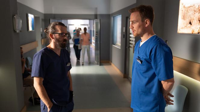 Na dobre i na złe odc. 732. Artur Bart (Piotr Głowacki), Michał Wilczewski (Mateusz Janicki)