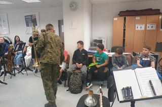 Niepełnosprawni uczniowie z PSP nr 12 zgłębiali tajniki muzyki z Orkiestrą Wojskową w Radomiu