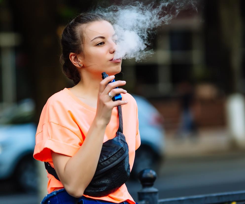 Atakuje nie tylko płuca, ale i serce. Sięgają po niego nawet nastolatki 