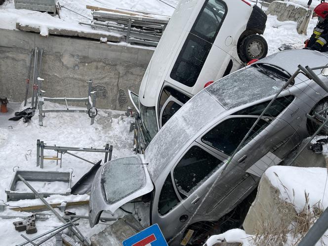 Samochody wleciały do wykopu na budowie metra