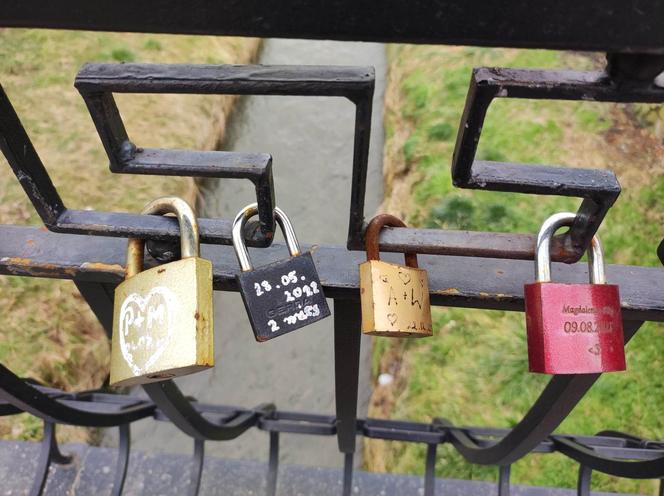 Tak wygląda most zakochanych w Tarnowie. W pobliżu jest zapomniana kapliczka św. Walentego