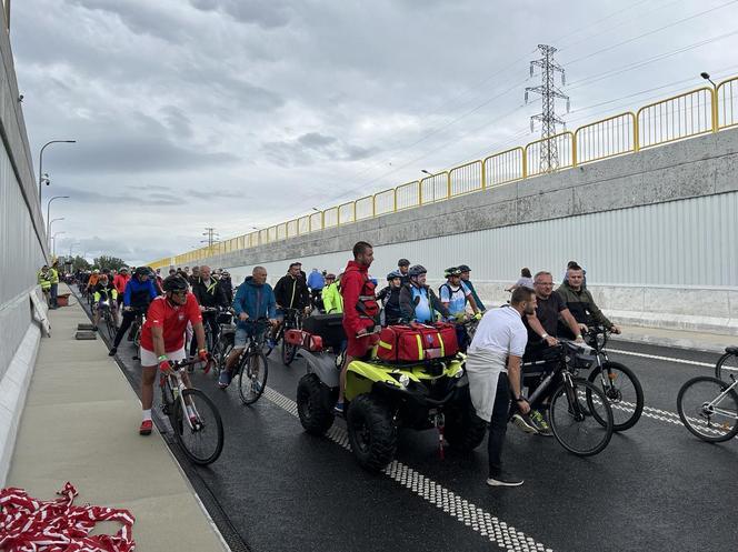 Rowerzyści i biegacze w tunelu