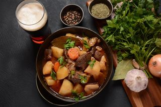 Do gulaszu dodaj piwo Guinness. Wyjdzie niesamowicie aromatyczny