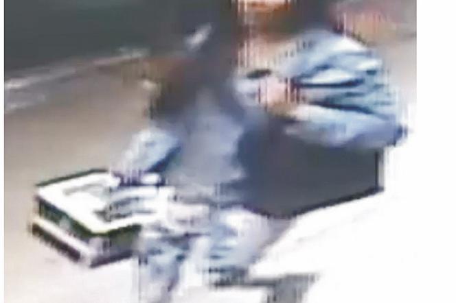 Stłukła kobietę przez kolor skóry