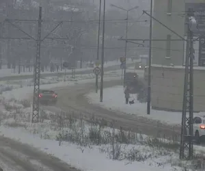 Atak zimy w Łodzi. Bardzo trudne warunki na drogach w całym mieście
