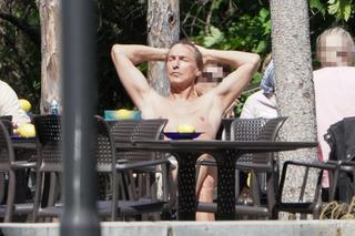 Paul Montana leczy rany na słońcu