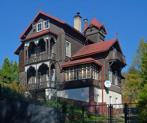 To jedna z najpiękniejszych willi w Małopolsce. Przed wojną było w niej kultowe sanatorium