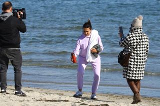 Anna Popek pracuje w zimnym morzu