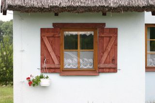 Tradycyjne ozdoby okien na elewacji zewnętrznej - czy warto je odtwarzać?