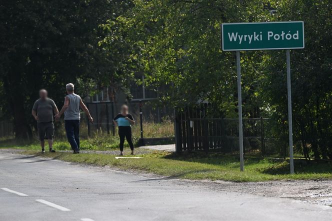 Zniszczony przez drona dach budynku mieszkalnego w miejscowości Wyryki