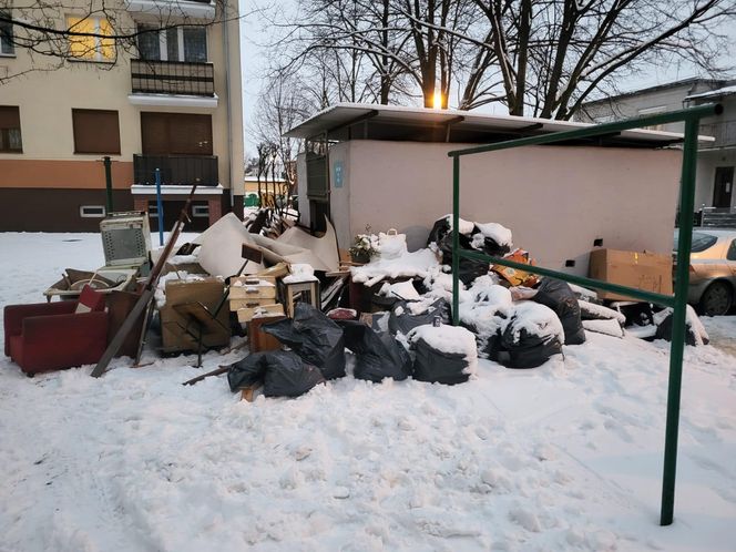 Tak mieszkaniec Gostynia posprzątał mieszkanie. Wielka sterta śmieci przy śmietniku