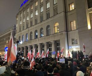 Przed siedzibą TVP odbył się protest. Uczestnicy skandowali Wolne media!