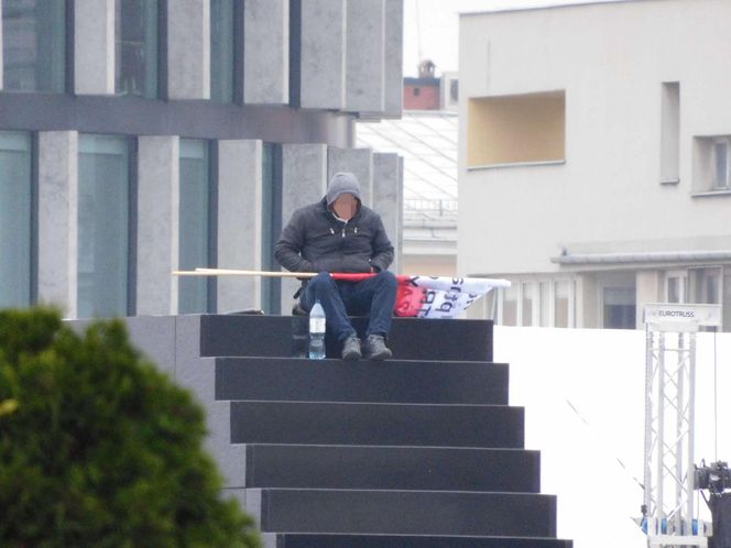 Incydent na placu Piłsudskiego w Warszawie. Mężczyzna wszedł na pomnik Ofiar Tragedii Smoleńskiej. „Zostanie w szpitalu”