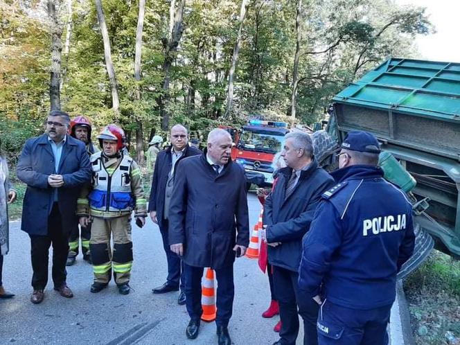 Pod Bochnią ciągnik zderzył się z busem przewożącym niepełnosprawnych. Nie żyje jedna osoba