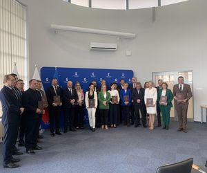 Lubelskie samorządy otrzymały środki na infrastrukturę wodno-ściekową. Marszałek Stawiarski wręczył 14 umów o dofinansowanie