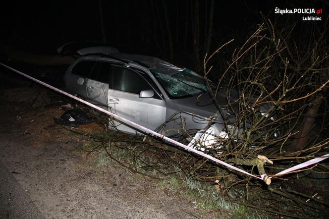 Lubliniec: Pijany 25-latek wjechał mercedesem w drzewo. Trafił do szpitala razem z pasażerem