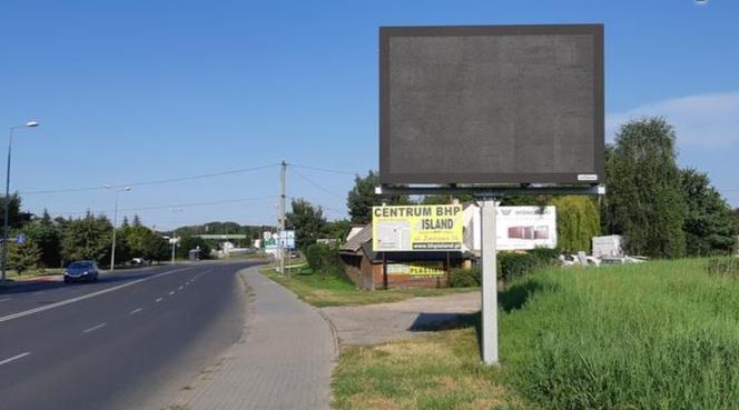 Przydrożne tablice pokazują utrudnienia, wolne parkingi i pogodę