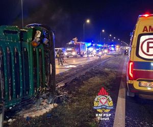 Ciężarówka przewrócił się na A1 w Nowym Dworze. Kierowca ranny, droga zablokowana!