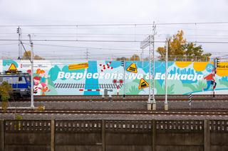 Mural przy stacji kolejowej Warszawa Zachodnia – element kampanii „Bezpieczny Przejazd”